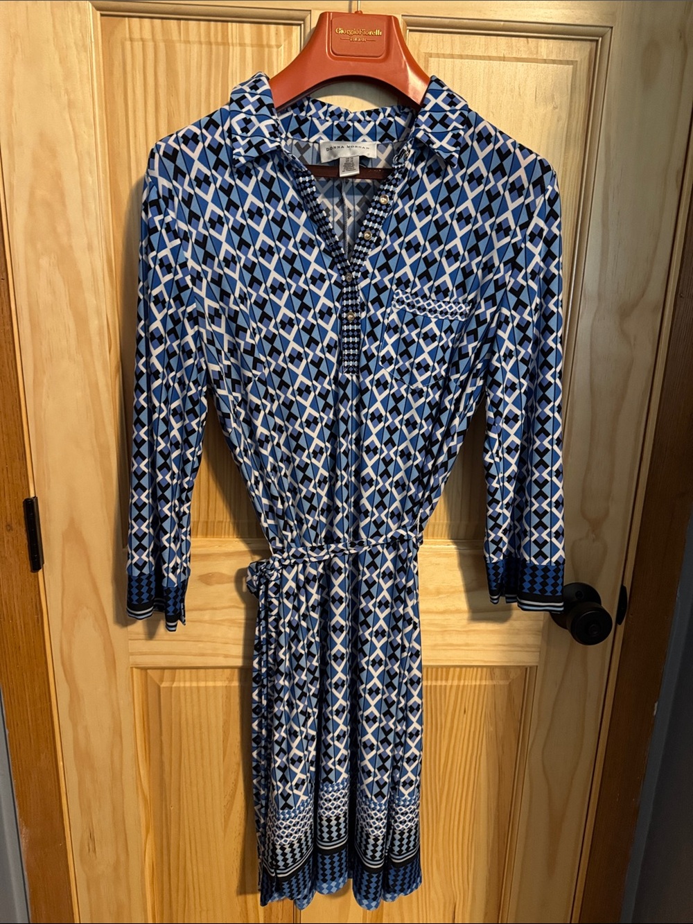 Trendy Donna Morgan Blue and White Geometric Midi Dress